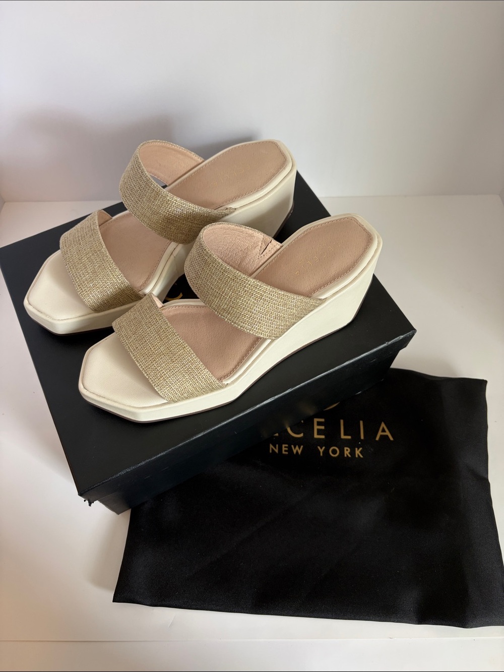NWB Cecelia Size 7 BAILY Platform Sandal Alabaster With Gold Straps Wedge Mule